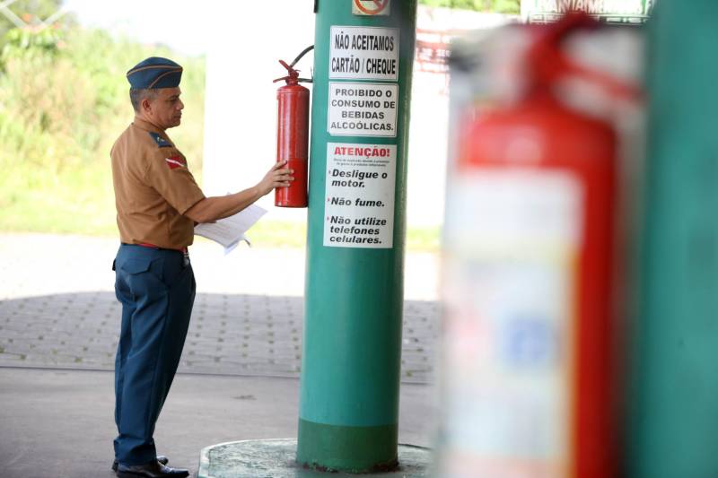 Estabelecimentos prestadores de serviços, condomínios, boates e casas noturnas serão vistoriados, nesta sexta-feira (11) e no sábado (12), pelo Corpo de Bombeiros do Pará com apoio da Polícia Militar. Juntos, os órgãos de segurança realizam a Operação Tiradentes II, deflagrada pelo Conselho Nacional de Comandantes Gerais dos Bombeiros e da PM em todo o país. Mais de 150 homens do Corpo de Bombeiros participam da Operação em todo o Estado. Pela manhã até às 18h, serão fiscalizados postos de combustível (foto), comércios e condomínios.
FOTO: SIDNEY OLIVEIRA / AG. PARÁ
DATA: 11.05.2018
BELÉM - PARÁ <div class='credito_fotos'>Foto: Sidney Oliveira/Ag. Pará | <a href='/midias/2018/originais/77227bbe-1a18-43f7-807f-853ca78388ee.jpg' download><i class='fa-solid fa-download'></i> Download</a></div>