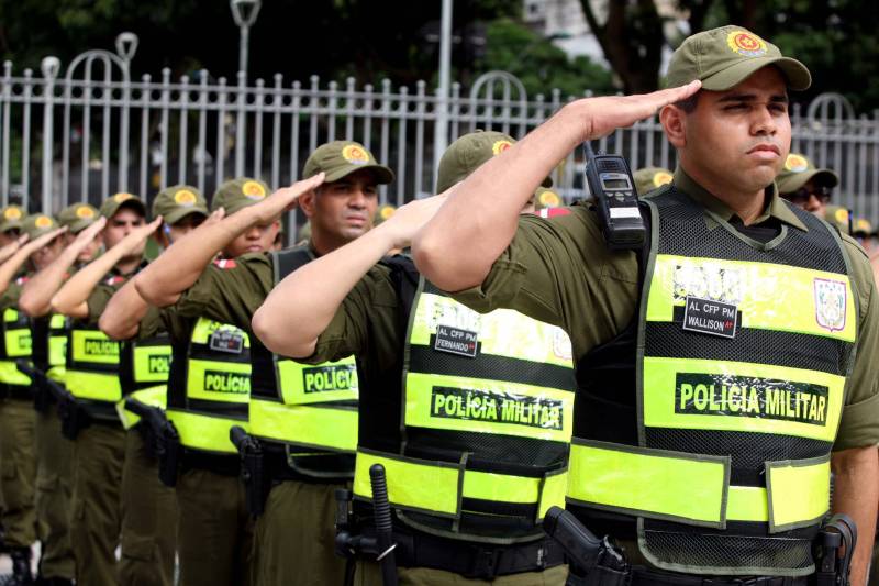 Cerca de 2 mil alunos do curso de formação de praças da Polícia Militar cumprem neste sábado (12) uma etapa importante da preparação: eles saem pela primeira vez às ruas, no estágio supervisionado, para vivenciar situações reais da carreira e, ao mesmo tempo, reforçar o policiamento ostensivo. Em Belém, cerca de 500 homens e mulheres se concentraram na Praça Santuário, em frente à Basílica de Nazaré, e saíram, em seguida, para diversos pontos da capital. A ação faz parte do pacote de medidas de combate à criminalidade e reforço da segurança pública anunciado pelo Governo do Estado.
FOTO: SIDNEY OLIVEIRA / AG. PARÁ
DATA: 12.05.2018
BELÉM - PARÁ <div class='credito_fotos'>Foto: Sidney Oliveira/Ag. Pará | <a href='/midias/2018/originais/7724ffc2-412d-4b13-ad04-2b74e5a6cdd6.jpg' download><i class='fa-solid fa-download'></i> Download</a></div>