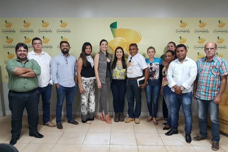 O município de Curionópolis, no sudeste paraense, vai integrar o projeto Municípios Emblemáticos dentro do Programa Municípios Sustentáveis (PMS), desenvolvido pela Secretaria Estadual de Municípios Sustentáveis (Semsu). A primeira reunião com a equipe da gestão municipal foi realizada na tarde desta quinta-feira (7), na sede da Prefeitura de Curionópolis, com representantes de diversas secretarias, que conheceram como o projeto é desenvolvido.
FOTO: DANI FILGUEIRAS / ASCOM SEMSU
DATA: 07.06.2018
CURONÓPOLIS - PARÁ <div class='credito_fotos'>Foto: DANI FILGUEIRAS / ASCOM SEMSU | <a href='/midias/2018/originais/77251602-1bb3-4fc0-abbd-204197bf14c8.jpg' download><i class='fa-solid fa-download'></i> Download</a></div>