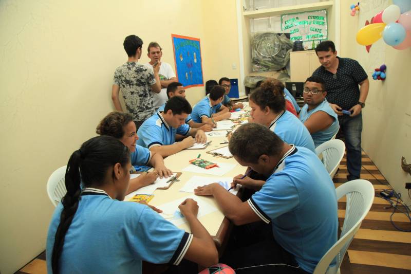 Com palestras, emissão de documentos, apresentações culturais, oficinas e exposições, o Dia D da Cidadania com Síndrome de Down trouxe uma programação diversificada e educativa sobre a questão das pessoas com deficiência intelectual, na manhã desta quinta-feira, 22, na Secretaria de Estado de Justiça e Direitos Humanos (Sejudh).
FOTO: WAGNER ALMEIDA / ASCOM SEJUDH
DATA: 22.03.2018
BELÉM - PARÁ <div class='credito_fotos'>Foto: Wagner Almeida/ Ascom Sejudh | <a href='/midias/2018/originais/7726dcf5-4d1d-44d6-948d-8fb192375c86.jpg' download><i class='fa-solid fa-download'></i> Download</a></div>
