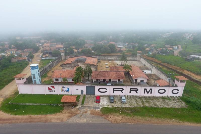 Mais de 170 presos custodiados no Centro de Recuperação Regional de Mocajuba (CRRMOC), localizado na região do Baixo Tocantins, começaram a receber, nesta quarta-feira (28), atendimento técnico-jurídico na unidade prisional. A ação é uma iniciativa da Diretoria de Execução Criminal (DEC), da Superintendência do Sistema Penitenciário do Estado (Susipe), e começou na terça-feira, 27, e irá até esta quinta-feira (01.03). O objetivo é atender a demanda de processos dos internos e fazer a atualização do Levantamento Nacional de Informações Penitenciárias (Infopen).
FOTO: AKIRA ONUMA / ASCOM SUSIPE
DATA: 28.02.2018
BELÉM - PARÁ
<div class='credito_fotos'>Foto: Akira Onuma / Ascom Susipe | <a href='/midias/2018/originais/772d9d1e-4a1b-4bc8-a475-f759aab91acd.jpg' download><i class='fa-solid fa-download'></i> Download</a></div>