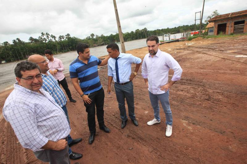 Mais de 300 produtores compareceram à arena Bira's, em Igarapé-Miri, no nordeste paraense, na manhã de quinta-feira (15), em busca de informações sobre crédito, qualificação profissional, regularização fundiária e cadeia produtiva. O público foi atendido pela "Caravana Pará 2030 - Igarapé-Miri", promovida pelo governo do Estado, que levou ao município os serviços de várias secretarias, bancos e instituições ligadas à produção e à intermediação de negócios.
FOTO: RODOLFO OLIVEIRA / AG. PARÁ
DATA: 16.03.2018
IGARAPÉ-MIRI - PARÁ <div class='credito_fotos'>Foto: Rodolfo Oliveira/Ag. Pará | <a href='/midias/2018/originais/77367c70-c828-4d94-bbcc-3f1b30598db4.jpg' download><i class='fa-solid fa-download'></i> Download</a></div>