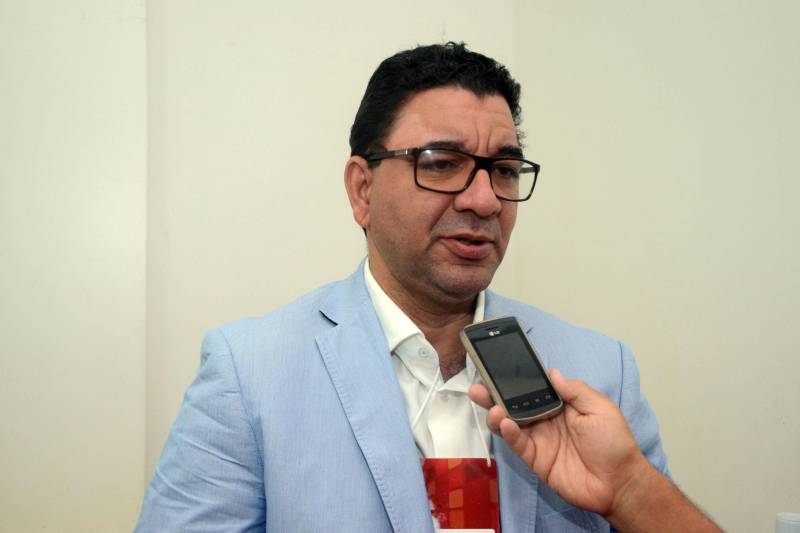 A Secretaria de Estado de Educação (Seduc) ampliou a descentralização da gestão escolar com a criação de duas novas Unidades Regionais de Educação (UREs), sediadas nos municípios de Parauapebas e Xinguara, na região sudeste do Estado. A criação das novas UREs foi oficializada por meio de portaria da Seduc publicada no Diário Oficial da última segunda-feira, 15. O objetivo do  desmembramento é melhorar a qualidade da gestão da Seduc e ampliar a descentralização. “A URE de Marabá, por exemplo, contava, antes, com 17 municípios, o que realmente dificultava o trabalho de gestão; o novo desenho vai melhorar o atendimento às escolas e fortalecer ainda mais a parceria com os municípios”, destacou o titular da Secretaria Adjunta de Ensino (Saen), José Roberto Silva, (na foto)

FOTO: ASCOM / SEDUC
DATA: 17.01.2018
BELÉM- PARÁ <div class='credito_fotos'>Foto: ASCOM SEDUC   |   <a href='/midias/2018/originais/7749b308-ab84-47f0-ac03-a7ccc093214b.jpg' download><i class='fa-solid fa-download'></i> Download</a></div>