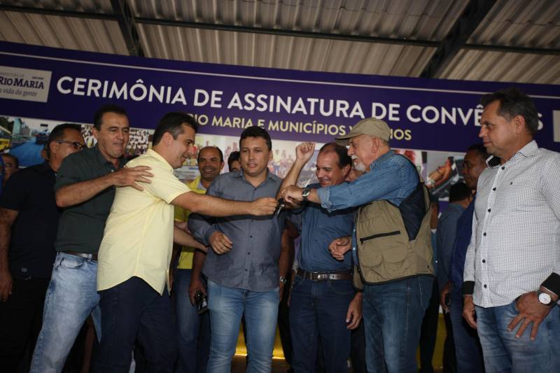 Onze municípios do sul e sudeste paraense recebem recursos do Estado para recuperar ruas e vicinais atingidas pelas enchentes e fortes chuvas que caem na região. Em agenda oficial nesta sexta-feira (6), o governador Simão Jatene assinou, pela manhã, no Parque de Exposições Valeu Boi Leilões, em Rio Maria, os convênios que garantem o repasse de cerca de R$ 4 milhões. As obras de caráter emergencial serão executadas pelas prefeituras em parceria com a Secretaria de Estado de Transportes (Setran). O objetivo é recuperar a trafegabilidade nessas localidades e assegurar o direito de ir e vir da população. Na manhã desta sexta, foram assinados nove convênios (foto), com os municípios de Redenção, Pau D’Arco, São Félix do Xingu, Santa Maria das Barreiras, Tucumã, Água Azul do Norte, Xinguara, Bannach e Rio Maria. Além da Setran, participam da ação o Centro Regional de Governo do Sudeste do Pará e a Defesa Civil. “O valor do investimento em cada município vai depender da necessidade verificada pelas equipes do Estado e das prefeituras. O recurso não será usado para reconstruir vias, mas para restabelecer a trafegabilidade”, disse o secretário de Transportes, Kléber Menezes.
FOTO: ANTÔNIO SILVA / AG. PARÁ
DATA: 06.04.2018
RIO MARIA - PARÁ <div class='credito_fotos'>Foto: Antônio Silva/Ag. Pará | <a href='/midias/2018/originais/774baeb7-b352-4e3c-9c7c-a5d494ab3921.jpg' download><i class='fa-solid fa-download'></i> Download</a></div>