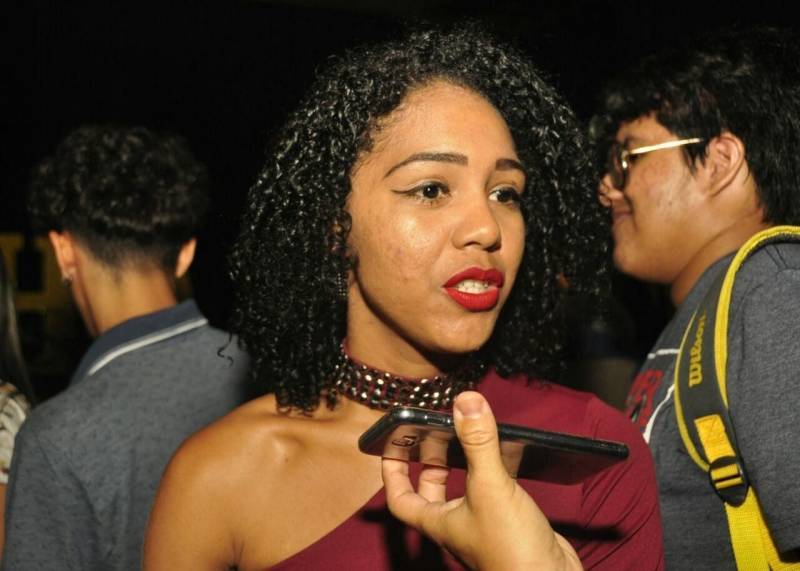 “É um momento de vitória por ele ter conseguido realizar o grande sonho dele que era esse show. Apesar de ter vivido muito tempo no mundo das drogas, ele conseguiu superar o problema e hoje está realizando esse sonho”, disse emocionada a filha do Sena, Glleyciane Sena.
FOTO: JOSÉ PANTOJA / ASCOM SESPA
DATA: 16.03.2018
BELÉM - PARÁ <div class='credito_fotos'>Foto: José Pantoja / Ascom Sespa | <a href='/midias/2018/originais/774d290f-1439-4f42-9664-b4943104025f.jpg' download><i class='fa-solid fa-download'></i> Download</a></div>