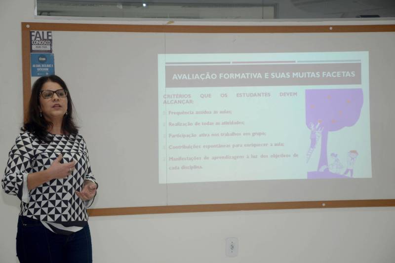 A Secretaria de Estado de Educação (Seduc) inicia nova fase da Formação Continuada dos professores Unidocentes dos Ensinos Fundamental e Médio do Mundiar - programa que atua na correção da distorção idade/ano escolar desde 2014. A formação 2018, que ocorre desde o dia 13 e segue até esta sexta-feira, 15, em Belém, referente ao Módulo II, será feita integralmente pelo Comitê Multidisciplinar, composto por 30 professores da Seduc, conforme preconiza a parceria com a Fundação Roberto Marinho.

FOTO: FERNANDO NOBRE / ASCOM SEDUC
DATA: 14.06.2018
BELÉM - PARÁ <div class='credito_fotos'>Foto: FERNANDO NOBRE/ASCOM SEDUC   |   <a href='/midias/2018/originais/7765993e-1f98-44d8-8d44-4f85c1f1bca6.jpg' download><i class='fa-solid fa-download'></i> Download</a></div>