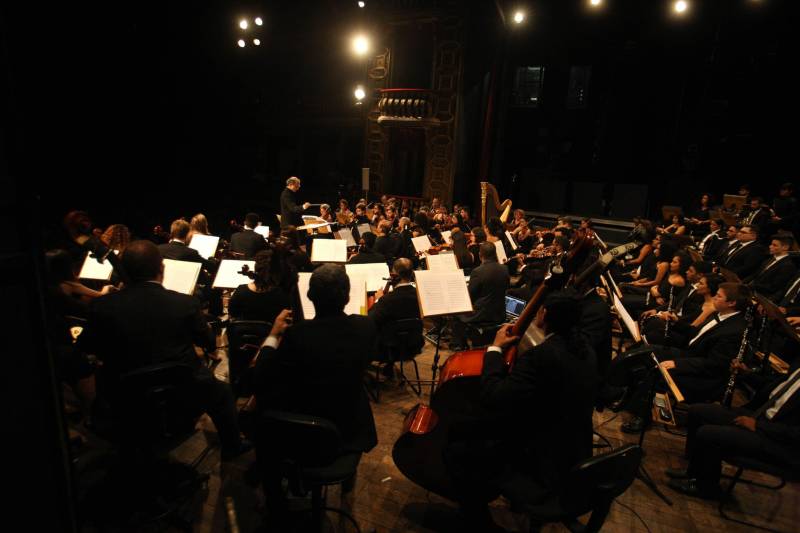 O primeiro dia de apresentações para o público do XXXI Festival Internacional de Música do Pará (Fimupa) encerrou de forma triunfal e da maneira que melhor traduz o festival: com a apresentação da Orquestra Acadêmica desta edição, formada por musicistas paraenses, instrumentistas de diversos países, acadêmicos do curso de graduação em música da Universidade Estadual do Pará e crianças, que iniciaram há pouco tempo os estudos de música no Instituto Estadual Carlos Gomes. Com a mistura do popular com o erudito, o compositor e maestro carioca Tim Rescala levou ao palco a suíte orquestral “Velho Chico”, trilha sonora da novela da Rede Globo, de sua autoria.
FOTO: MARCELO LELIS / AG. PARÁ
DATA: 03.05.2018
BELÉM - PARÁ <div class='credito_fotos'>Foto: Marcelo Lelis / Ag. Pará | <a href='/midias/2018/originais/77758044-331f-4e4d-a428-eec9fbd8d370.jpg' download><i class='fa-solid fa-download'></i> Download</a></div>
