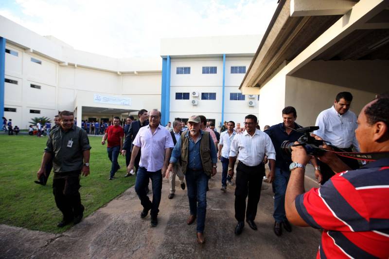 Nesta sexta-feira (6), um dia após completar 105 anos de emancipação, Marabá, município de forte vocação mineral e agrícola que o faz principal centro socioeconômico do sudeste paraense, recebeu importantes obras e serviços do Governo do Estado. Em destaque, investimentos nas áreas da saúde, educação, saneamento básico e segurança. As cerimônias contaram com a presença do governador Simão Jatene, parlamentares, prefeitos da região, entre outras autoridades. Durante a agenda de governo no município foi entregue oficialmente à população a nova Estação de Tratamento de Esgoto Sanitário (ETE) da Companhia de Saneamento do Pará (Cosanpa), o bloco IV do campus VIII da Universidade Estadual do Pará (Uepa, na foto) e mais de 90 veículos para unidades militares de Marabá e municípios da região. Além disso, também foi entregue à prefeitura 13 caminhões coletores de resíduos sólidos e assinado um termo aditivo para aquisição de equipamentos de hemodiálise para o Hospital Regional do Sudeste do Pará - Dr. Geraldo Veloso (HRSP), entre outros convênios.
FOTO: SIDNEY OLIVEIRA / AG. PARÁ
DATA: 06.04.2018
MARABÁ - PARÁ <div class='credito_fotos'>Foto: Agência Pará | <a href='/midias/2018/originais/77772c3e-8406-4c5e-af15-d01463555900.jpg' download><i class='fa-solid fa-download'></i> Download</a></div>