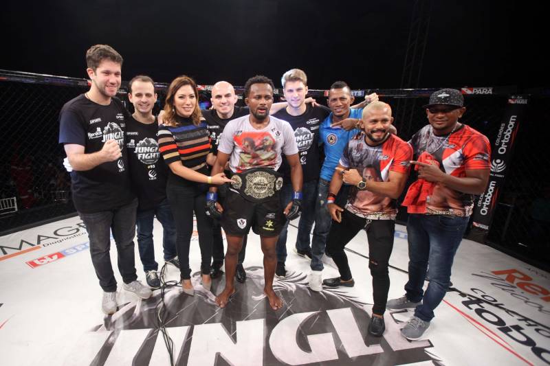 O mundo do MMA conheceu neste sábado os novos guerreiros paraenses. Dos 34 lutadores que entraram no octógono do Jungle Fight 93, 31 representaram o estado. Destaque para Ivanildo Monstrinho e Francisco Figueiredo, que conquistaram os cinturões interinos das categorias 57kg e 61kg, respectivamente, diante do público que lotou o Centro de Convenções da Amazônia – Hangar, com apoio da Secretaria de Estado de Esporte e Lazer. Na foto, Francisco Figueiredo
FOTO: THIAGO GOMES / AG. PARÁ
DATA: 28.04.2018
BELÉM - PARÁ <div class='credito_fotos'>Foto: Thiago Gomes /Ag. Pará | <a href='/midias/2018/originais/777832b3-809f-44ce-b8b7-65dac2ec1ef2.jpg' download><i class='fa-solid fa-download'></i> Download</a></div>