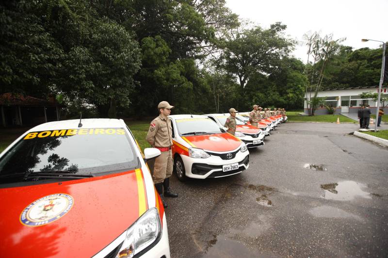 Na mesma cerimônia que entregou as viaturas para serviços de vistoria, o governador Simão Jatene fez uma visita técnica às instalações da nova Policlínica ao Corpo de Bombeiros Militar do Estado. Um prédio no Quartel do Comando Geral da corporação foi reformado e adaptado para receber a Policlínica, que oferta assistência médico-odontológico, psicológico e de primeiros socorros aos bombeiros militares e seus dependentes.
FOTO: IGOR BRANDÃO / AG. PARÁ
DATA: 15.03.2018
BELÉM - PARÁ <div class='credito_fotos'>Foto: IGOR BRANDÃO / AG. PARÁ | <a href='/midias/2018/originais/777d57e5-5bd9-4041-a5f7-eb791c59c5d5.jpg' download><i class='fa-solid fa-download'></i> Download</a></div>
