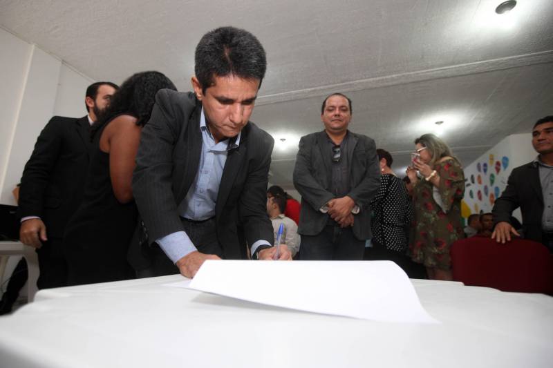 Trinta Conselhos Tutelares do Pará ganharam equipamentos para melhorar o atendimento e garantir os direitos das crianças e dos adolescentes no Estado em cerimônia realizada nesta quinta-feira (05) no auditório da Secretaria de Estado de Assistência Social, Trabalho, Emprego e Renda (Seaster). Durante a manhã foram entregues 39 kits para conselhos de 30 municípios. Cada kit é formado por veículo, geladeiras e computadores. Os veículos, entre carros e lanchas, darão infraestrutura de locomoção necessária e adequada para o desempenho das ações do órgão. Os equipamentos foram adquiridos pelo Governo do Pará por meio de emenda parlamentar do deputado Arnaldo Jordy e ajudarão a equipar e reestruturar a rede do Sistema de Garantia de Diretos da Criança e do Adolescente do Estado. Ao todo foram entregues 37 carros, duas lanchas, 39 geladeiras e 78 computadores. Na foto, o prefeito de Belterra, Jociclélio Macêdo.
FOTO: SIDNEY OLIVEIRA / AG. PARÁ
DATA: 05.07.2018
BELÉM - PARÁ <div class='credito_fotos'>Foto: Sidney Oliveira/Ag. Pará | <a href='/midias/2018/originais/777dfbce-8ff0-4717-88be-786499a30d3d.jpg' download><i class='fa-solid fa-download'></i> Download</a></div>