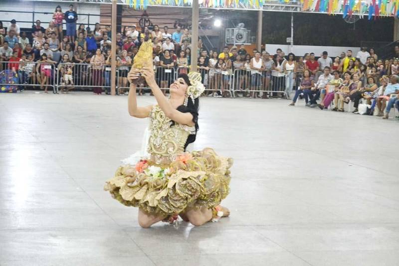 Uma noite especial foi reservada para todos os envolvidos na apresentação das quadrilhas juninas com a entrega das premiações do XV Concurso Estadual de Quadrilhas (foto), na quinta-feira (5). O concurso foi promovido pela Fundação Cultural do Pará (FCP), na Praça do Povo, no Centur. Os vencedores das quadrilhas mirins e adultos se apresentaram novamente ao púbico, além das vencedoras dos concursos de Miss Caipira, Miss Simpatia, Mulata Cheirosa e Miss Mix. Para a candidata eleita Miss Simpatia, Karla Costa, integrante da Quadrilha Rei de São João, do Bairro do Guamá, a quadrilha é uma paixão antiga. “Eu sou bicampeã no Estado e este título representa muito, pois é meu último ano em quadrilha como miss, uma paixão que vem desde 2006. São vários títulos acumulados, e encerra minha carreira com uma forma incrível. Dançar quadrilha é só pra quem ama”, declarou.
FOTO: LUCAS MOTA / ASCOM FCP
DATA: 05.07.2018
BELÉM - PARÁ <div class='credito_fotos'>Foto: LUCAS MOTA / ASCOM FCP | <a href='/midias/2018/originais/778179e1-9d5a-4609-b2a2-4b4311d3d272.jpg' download><i class='fa-solid fa-download'></i> Download</a></div>