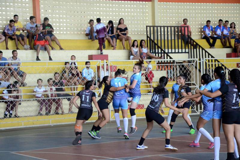 Os times de Handebol Masculino e Feminino Categoria B (alunos de 15 a 17 anos) das escolas de Vigia, no nordeste do estado, foram os primeiros campeões dos Jogos Estudantis Paraenses (Jeps) etapa Regional Vigia, que ocorre até este sábado, 5, no município. A primeira partida pelas finais, na sexta-feira, 4, foi entre as alunas-atletas da Escola Municipal Rosa Atayde do município de Augusto Corrêa e da Escola Estadual Bertoldo Nunes, de Vigia. A vitória do time da casa foi pelo placar elástico de 14x8. Emblemática, a 60ª edição dos JEPS tem forte tradição no Pará. Na foto, time de handebol feminino da cidade de Vigia.
FOTO: FERNANDO NOBRE / ASCOM SEDUC
DATA: 05.05.2018
VIGIA - PARÁ <div class='credito_fotos'>Foto: FERNANDO NOBRE/ASCOM SEDUC | <a href='/midias/2018/originais/77860df1-9485-4869-bde0-58513d3ec192.jpg' download><i class='fa-solid fa-download'></i> Download</a></div>