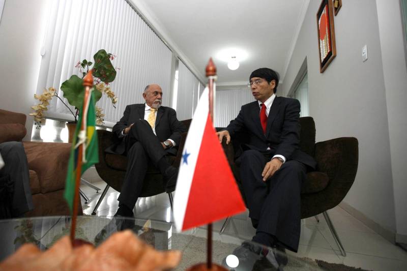 As relações comerciais e culturais entre o Pará e o Japão, além da possibilidade de novos investimentos em áreas estratégicas como infraestrutura viária, saúde e educação estiveram em pauta durante encontro entre o novo Embaixador do Japão no Brasil, Akira Yamada (d), e o governador Simão Jatene (e). A reunião ocorreu na tarde desta segunda-feira (28), no Palácio do Governo, em Belém. O representante do governo japonês e comitiva vieram ao Estado para uma série de visitas aos empreendimentos e comunidades Nikkeis em função dos 110 anos da Imigração Japonesa no Brasil. “Viemos agradecer a parceria e a relação do Pará com toda a comunidade japonesa que aqui reside. São pessoas que contribuíram e que continuam trabalhando para o desenvolvimento do Estado”, afirmou o embaixador Akira Yamada.
FOTO: ANTÔNIO SILVA / AG. PARÁ
DATA: 28.05.2018
BELÉM - PARÁ <div class='credito_fotos'>Foto: Antônio Silva/Ag. Pará | <a href='/midias/2018/originais/7787a7b7-5f0f-422e-9fb6-d11c342ce984.jpg' download><i class='fa-solid fa-download'></i> Download</a></div>