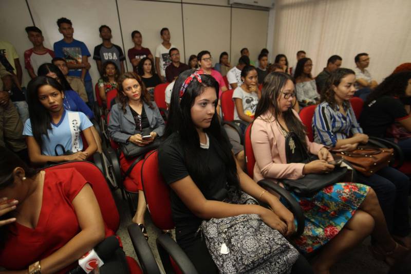 Após seis meses de captação, contabilização e estudos de dados obtidos de diversas instituições do Estado e do país, a Fundação Amazônia de Amparo a Estudos e Pesquisas (Fapespa) lançou, nesta quarta-feira (4), o “Perfil da Juventude Paraense 2018”, estudo que tem por principal objetivo, disponibilizar um conjunto de informações que identifica a juventude do Pará, visando contribuir para a manutenção de uma agenda que dará tratamento especial aos jovens do Estado. “Lançamos um documento inédito que contempla diversas faces da juventude paraense, desde onde ela está, quantos são, quais suas dificuldades e até mesmo quais seus sonhos. Podemos descobrir, entre outros dados, que 26% da população do Pará é de jovens entre 15 e 29 anos, sendo que destes, 22% (o equivalente a 521 mil), estão sem estudar e sem trabalhar, o que pode fazer com que se envolvam com a criminalidade”, explicou Eduardo Costa, presidente da Fapespa.
FOTO: CARLOS SODRÉ / AG. PARÁ
DATA: 04.04.2018
BELÉM - PARÁ <div class='credito_fotos'>Foto: Carlos Sodré/Agência Pará | <a href='/midias/2018/originais/778dacd0-795e-47e6-9d78-ed9e54363bab.jpg' download><i class='fa-solid fa-download'></i> Download</a></div>