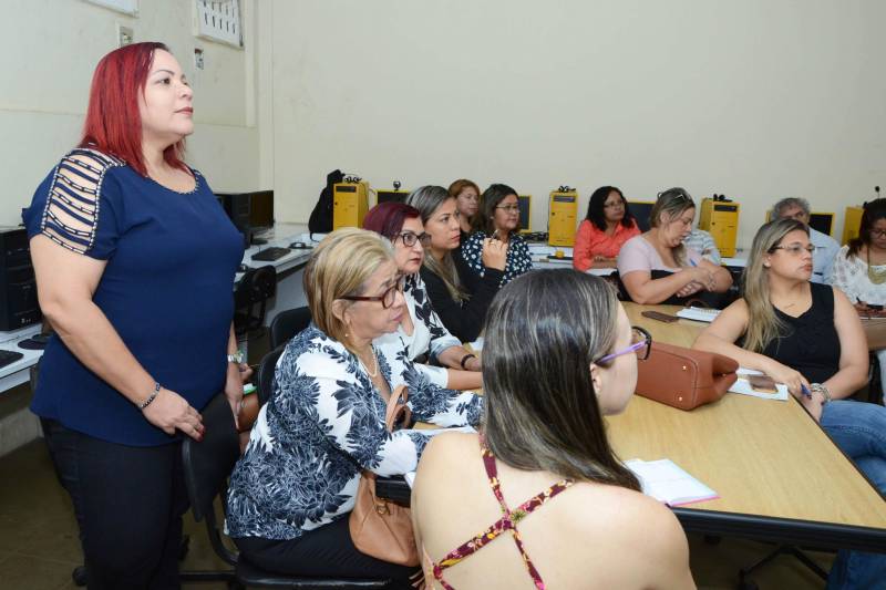 A implantação da plataforma digital Google for Education na rede estadual de ensino possibilitará um leque de opções para a comunidade escolar no campo da aprendizagem, inclusive em família. Em breve, pais de alunos da rede pública estadual poderão acompanhar os conteúdos ministrados aos estudantes por meio da ferramenta Google Sala de Aula, a partir das orientações dos professores. As vantagens da plataforma foram mostradas nesta sexta-feira (09), em reunião dos dirigentes da Coordenadoria de Tecnologia Aplicada à Educação, da Secretaria de Estado de Educação (CTAE/Seduc) com integrantes da empresa Inteceleri, representante da Google no Pará e contratada pela Seduc para executar o projeto. Na foto, a coordenadora do CTAE, Denise Mesquita.
FOTO: RAI PONTES / ASCOM SEDUC
DATA: 10.02.2018
BELÉM - PARÁ <div class='credito_fotos'>Foto: Rai Pontes/Ascom Seduc | <a href='/midias/2018/originais/778e0d18-6276-4a3f-934e-0e6e4ea85d6b.jpg' download><i class='fa-solid fa-download'></i> Download</a></div>