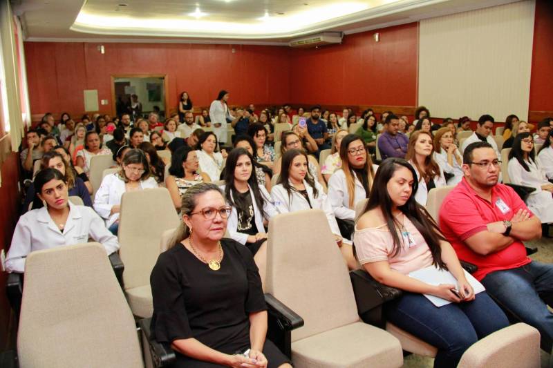 O hospital Ophir Loyola promoveu nesta quinta-feira (22), a formatura de novos especialistas nas áreas de Oncologia em Cuidados Paliativos, de Enfermagem em Atenção ao Câncer e de Cirurgia e Traumatologia Buco-maxilofacial.
FOTO: FELIPE TIAGO / DIVULGAÇÃO
DATA: 22.02.2018
BELÉM - PARÁ <div class='credito_fotos'>Foto: FELIPE TIAGO / DIVULGAÇÃO | <a href='/midias/2018/originais/779595ed-80ee-4c7c-9297-6683a971d9ce.jpg' download><i class='fa-solid fa-download'></i> Download</a></div>