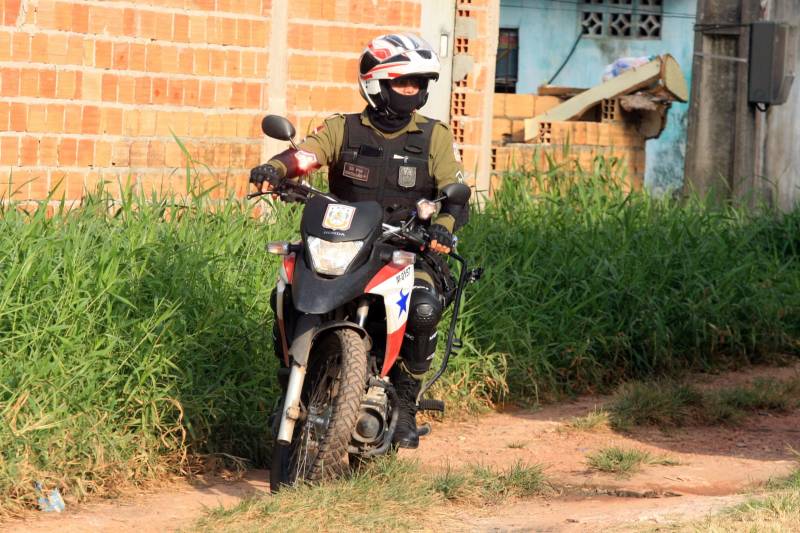 Mais de 150 agentes de segurança realizaram a Operação Arcanjo (foto), no Bairro do Tapanã, em Belém, no final da tarde desta quinta feira (1º). As ações foram concentradas no Tapanã, onde nos últimos dias ocorreram 10 homicídios e cinco confrontos armados. O policiamento na área é feito pelo 24º Batalhão da Polícia Militar. A operação teve o reforço no patrulhamento, inclusive com o Grupamento Aéreo. As ações policiais ostensivas de enfrentamento à criminalidade estão sendo intensificadas. O coronel PM Luiz Carlos Rayol de Oliveira, titular do Comando de Policiamento da Capital (CPC I), informou que a megaoperação já está sendo realizada regularmente na Região Metropolitana de Belém. As ações no Tapanã foram reforçadas devido aos últimos homicídios. “Nosso objetivo é trazer a paz e a tranquilidade aos moradores do bairro. Nós percebemos, através do mapeamento criminal, que as ocorrências se elevaram, e estamos dando resposta à sociedade”, ressaltou.
FOTO: SIDNEY OLIVEIRA / AG. PARÁ
DATA: 01.11.2018
BELÉM - PARÁ <div class='credito_fotos'>Foto: Sidney Oliveira/Ag. Pará | <a href='/midias/2018/originais/77979872-74ad-4140-8d2f-2a0740b09764.jpg' download><i class='fa-solid fa-download'></i> Download</a></div>