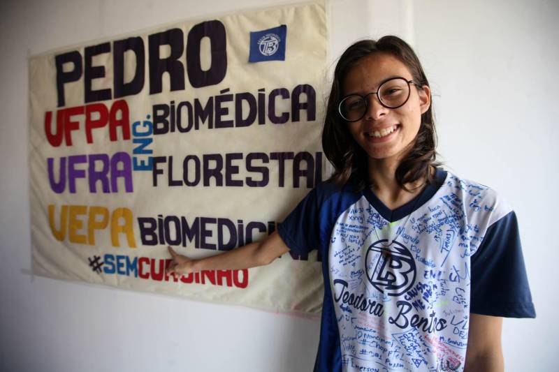 Se passar em uma universidade pública, competindo com jovens que estudam em escolas particulares e têm o reforço dos cursinhos preparatórios, já é difícil, imagine passar em três processos seletivos diferentes em universidades públicas. Essa foi a proeza de Pedro Castro (foto). Com apenas 17 anos, ele passou em Engenharia Florestal na Universidade Federal Rural da Amazônia (Ufra), em Biomedicina na Universidade Federal do Pará, e em Engenharia Biomédica, também na UFPA, curso este pelo qual optou.
FOTO: SIDNEY OLIVEIRA / AG. PARÁ
DATA: 14.02.2018
BELÉM - PARÁ <div class='credito_fotos'>Foto: Sidney Oliveira/Ag. Pará | <a href='/midias/2018/originais/77a4fed7-3bb2-4fee-9405-e6963131096b.jpg' download><i class='fa-solid fa-download'></i> Download</a></div>