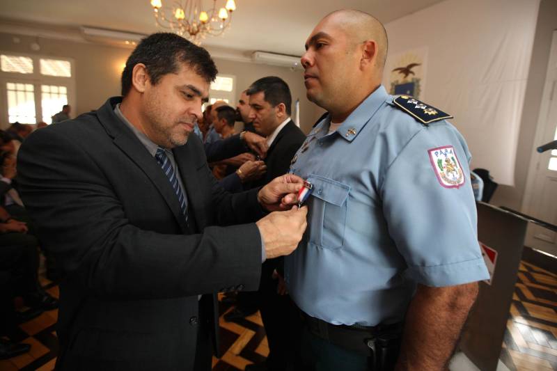 Setenta e duas personalidades civis e militares receberam, na manhã desta terça-feira, 20, no auditório do Palácio dos Despachos, em Belém, a Medalha do Mérito Governador Lauro Sodré, concedida por ocasião das comemorações pelos 101 anos de criação da Casa Militar da Governadoria do Estado, fundada em 12 de fevereiro de 1917. A honraria é destinada a personalidades que prestaram serviços relevantes ao Pará e suas instituições, especialmente à Governadoria do Estado. A solenidade foi aberta pelo governador Simão Jatene, que fez questão de parabenizar a todos os servidores da Casa Militar da Governadoria e aos agraciados com a Medalha Lauro Sodré.
FOTO: ANTONIO SILVA / AG. PARÁ
DATA: 20.02.2018
BELÉM - PARÁ <div class='credito_fotos'>Foto: Antônio Silva/Ag. Pará | <a href='/midias/2018/originais/77a67756-31d4-4f59-b69d-cfd15aee2d4c.jpg' download><i class='fa-solid fa-download'></i> Download</a></div>