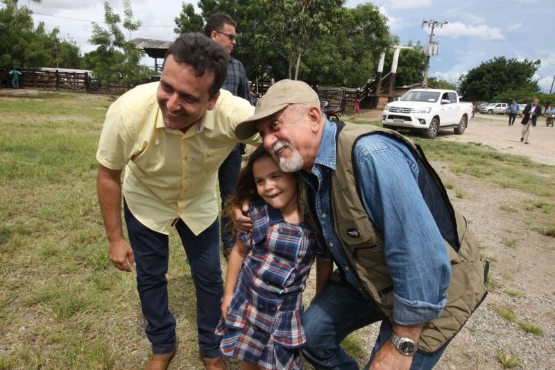 Onze municípios do sul e sudeste paraense recebem recursos do Estado para recuperar ruas e vicinais atingidas pelas enchentes e fortes chuvas que caem na região. Em agenda oficial nesta sexta-feira (6), o governador Simão Jatene assinou, pela manhã, no Parque de Exposições Valeu Boi Leilões, em Rio Maria, os convênios que garantem o repasse de cerca de R$ 4 milhões. As obras de caráter emergencial serão executadas pelas prefeituras em parceria com a Secretaria de Estado de Transportes (Setran). O objetivo é recuperar a trafegabilidade nessas localidades e assegurar o direito de ir e vir da população. Na manhã desta sexta, foram assinados nove convênios, com os municípios de Redenção, Pau D’Arco, São Félix do Xingu, Santa Maria das Barreiras, Tucumã, Água Azul do Norte, Xinguara, Bannach e Rio Maria. Além da Setran, participam da ação o Centro Regional de Governo do Sudeste do Pará e a Defesa Civil. “O valor do investimento em cada município vai depender da necessidade verificada pelas equipes do Estado e das prefeituras. O recurso não será usado para reconstruir vias, mas para restabelecer a trafegabilidade”, disse o secretário de Transportes, Kléber Menezes.
FOTO: ANTÔNIO SILVA / AG. PARÁ
DATA: 06.04.2018
RIO MARIA - PARÁ <div class='credito_fotos'>Foto: Antônio Silva/Ag. Pará | <a href='/midias/2018/originais/77aa5e10-8dc2-4393-8e79-87dfc666d9ca.jpg' download><i class='fa-solid fa-download'></i> Download</a></div>