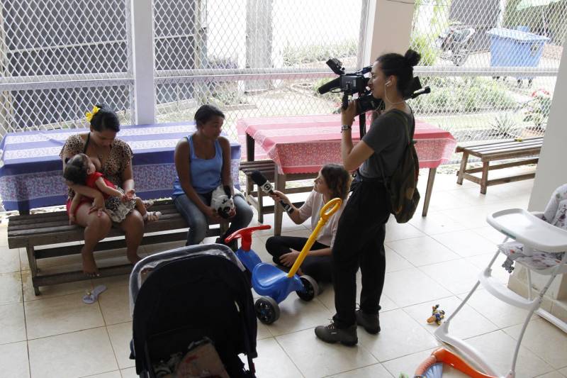Uma equipe do programa Profissão Repórter, da TV Globo, acompanhou todo o processo de separação entre Tayná e sua bebê, dentro da Unidade Materno Infantil. A repórter Mayara Teixeira e sua equipe ficaram uma semana na unidade, acompanhando e registrando todo o processo de separação de mãe e filha. Além de Tayná, a equipe também ouviu relatos das outras internas custodiadas no local (foto), para mostrar como é o dia a dia de quem vive dentro de uma unidade materno infantil.
FOTO: AKIRA ONUMA / ASCOM SUSIPE
DATA: 16.05.2018
BELÉM - PARÁ <div class='credito_fotos'>Foto: Akira Onuma / Ascom Susipe | <a href='/midias/2018/originais/77b12b4a-e78e-47c9-a70f-d4cfa6f46546.jpg' download><i class='fa-solid fa-download'></i> Download</a></div>
