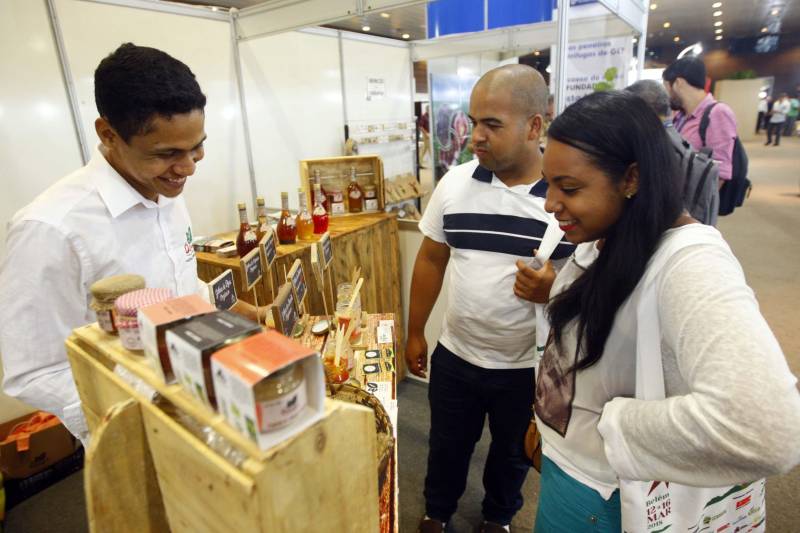 Autoridades, cientistas, empresários e produtores rurais participaram, na noite desta segunda-feira (12), no Hangar Convenções e Feiras da Amazônia, da abertura do XVII Congresso Brasileiro de Mandioca e do II Congresso Latino-Americano e Caribenho de Mandioca, os dois mais importantes eventos voltados à mandiocultura no Brasil e no continente, que ocorrem pela primeira vez no Pará.
FOTO: THIAGO GOMES / AG. PARÁ
DATA: 12.03.2018
BELÉM - PARÁ <div class='credito_fotos'>Foto: Thiago Gomes /Ag. Pará | <a href='/midias/2018/originais/77b4b409-ca7a-4886-a52e-b3df259bb8f8.jpg' download><i class='fa-solid fa-download'></i> Download</a></div>
