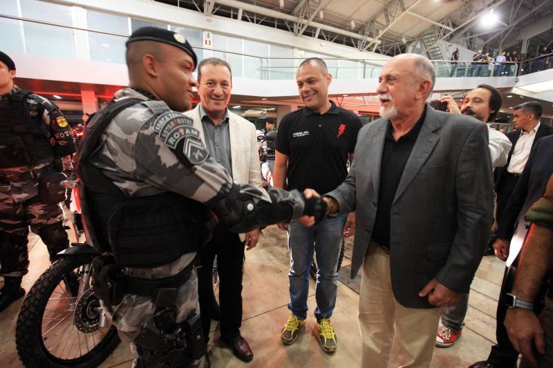 O Governo do Pará segue firme na política de prevenção e redução da criminalidade em todo o estado, com investimentos e o reforço de novos agentes que atuarão na segurança pública. Na tarde desta quinta-feira (22), os 474 aprovados em concurso público tomaram posse e receberam os equipamentos de trabalho. A cerimônia ocorreu no Hangar Convenções e Feiras da Amazônia, em Belém, e contou com a presença do governador Simão Jatene, entre outras autoridades.

FOTO: RODOLFO OLIVEIRA / AG. PARÁ
DATA: 22.03.2018
BELÉM - PARÁ <div class='credito_fotos'>Foto: Rodolfo Oliveira/Ag. Pará   |   <a href='/midias/2018/originais/77b77354-7e65-4768-a2af-1d71490ef91b.jpg' download><i class='fa-solid fa-download'></i> Download</a></div>