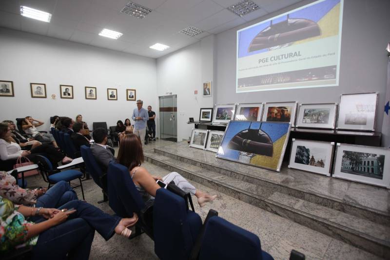 Fotografias que datam desde 1985, mostrando as várias sedes da Procuradoria-Geral do Estado (PGE) ao longo da história, além de locais típicos de Belém e diversas cenas do dia a dia da cidade. Um trabalho que resulta do olhar artístico de Luiz Braga, adquirido pela PGE em 1997 e já totalmente restaurado. Na última quarta-feira (12), as obras foram entregues, na sede da instituição, pelo próprio Luiz Braga, momento que também marcou a instalação oficial da Curadoria de Arte.

FOTO: SIDNEY OLIVEIRA / AG. PARÁ
DATA: 14.12.2018
BELÉM - PARÁ <div class='credito_fotos'>Foto: Sidney Oliveira/Ag. Pará   |   <a href='/midias/2018/originais/77c02b1c-691e-460f-b6bb-f6c4cb075caa.jpg' download><i class='fa-solid fa-download'></i> Download</a></div>