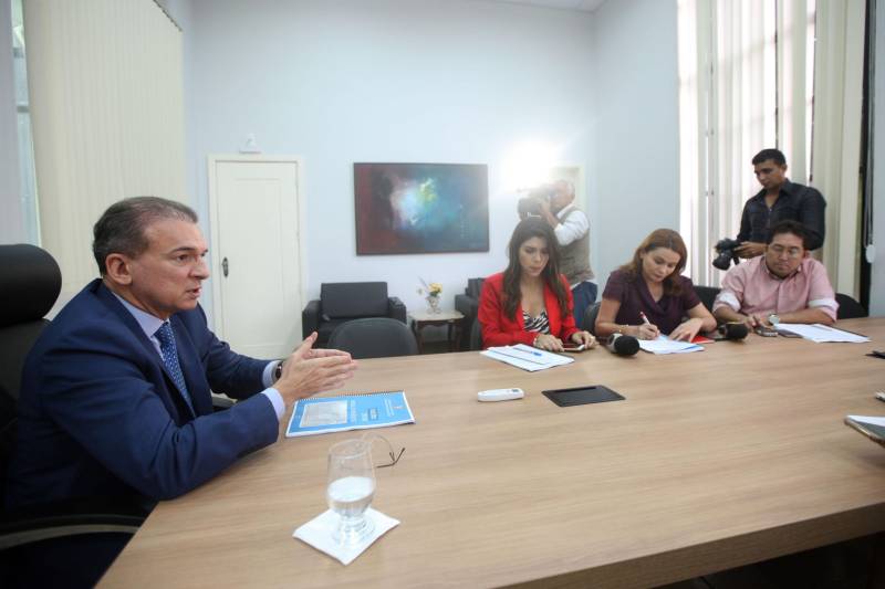 O procurador-geral do Estado do Pará, Ophir Cavalcante Junior (foto), apresentou nesta quarta-feira (22), na sede da instituição, em Belém, o Manual de Orientações - Eleições 2018, produzido pela equipe da Procuradoria Consultiva da PGE-PA, com o apoio de técnicos, assessores e estagiários que atuam no órgão. O objetivo é contribuir para o bom funcionamento do processo eleitoral. A cartilha contém orientações a respeito de diretrizes sobre práticas administrativas corretas no período eleitoral, a fim de compatibilizar o funcionamento do Estado às normas e vedações capituladas nas diversas legislações que regem as eleições.
FOTO: THIAGO GOMES / AG PARÁ
DATA:22.02.2018
BELÉM - PARÁ <div class='credito_fotos'>Foto: Thiago Gomes /Ag. Pará | <a href='/midias/2018/originais/77c960da-847b-4b74-bc0a-f6d965d5f4b6.jpg' download><i class='fa-solid fa-download'></i> Download</a></div>