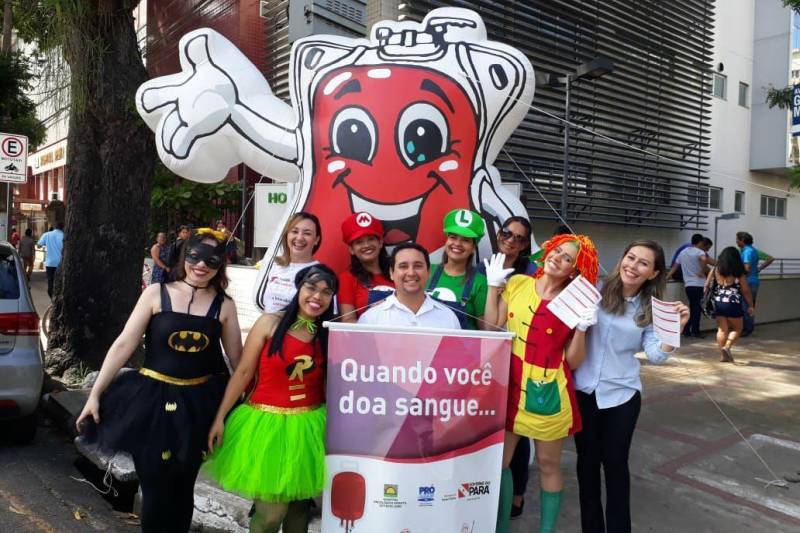 No mês em que campanhas como “Junho Vermelho” e “Dia Mundial do Doador de Sangue”, celebrado nesta quinta-feira (14), buscam sensibilizar o público em geral para a necessidade de ampliar o número de doações voluntárias regulares, atitudes como as de Aline ganham ainda mais importância, como explica o técnico de laboratório do Oncológico Infantil, Valmir Lopes.

FOTO: ASCOM HOIOL
DATA: 14.06.2018
BELÉM - PARÁ <div class='credito_fotos'>Foto: ASCOM HOIOL   |   <a href='/midias/2018/originais/77cb1de9-3557-44b0-a50e-7f54f529b28f.jpg' download><i class='fa-solid fa-download'></i> Download</a></div>