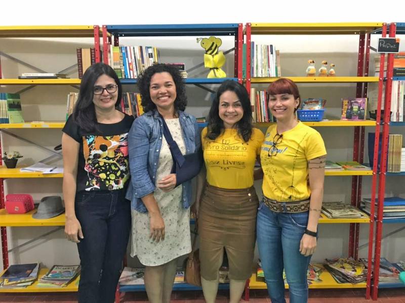 “A leitura me traz sonhos. Fico imaginando as histórias”. As palavras da estudante Luana Campos Ferreira, de 10 anos, foram ditas durante a inauguração do Espaço de Leitura do projeto “Livro Solidário” no polo Pro Paz Ufra (Universidade Federal Rural da Amazônia), nesta quarta-feira, 14, data em que se comemora o Dia do Poeta. Neta de poetisa, Luana gosta de ler gibis e de escrever histórias de terror, suspense e ação. Ela é uma das 322 crianças e adolescentes que moram nos bairros da Terra Firme e Guamá, e que são atendidas no polo. A parceria entre a Imprensa Oficial do Estado (IOE) e o Pro Paz garante mais uma opção de atividade no local, que já oferece opções de esporte e lazer. O evento de inauguração contou com a presença de crianças atendidas no polo, pais e também do poeta Antônio Juraci Siqueira e do ator Eli Chaves que apresentou a performance “O menino e o livro”. As crianças também fizeram leituras de poemas e homenagearam o poeta Juraci Siqueira.
FOTO: ASCOM / IOE
DATA: 14.03.2018
BELÉM - PARÁ <div class='credito_fotos'>Foto: ASCOM IOE | <a href='/midias/2018/originais/77d9b42d-bd3f-4e14-bd1a-f0ce02cb48b1.jpg' download><i class='fa-solid fa-download'></i> Download</a></div>