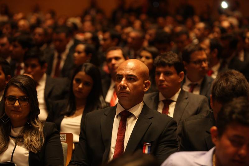 O Pará vai voltar a ter um delegado de polícia para cada município. A posse de 149 novos delegados da Polícia Civil, que aconteceu nesta segunda-feira (26) no Teatro Maria Sylvia Nunes, na Estação das Docas, vai garantir, com sobras, a cobertura completa dos 144 municípios do estado. Aprovados em concurso público, os novos delegados concluíram o curso de Formação da Polícia Civil do Pará no dia 15 deste mês. O curso foi o primeiro do Brasil a incluir sete disciplinas inéditas: Oratória, Atuação Policial frente aos Grupos Vulneráveis, Relacionamento com a Imprensa e Mídias Sociais, Abordagem Psicopatológica do Crime e da Violência, Investigação Financeira no Enfrentamento ao Crime de Lavagem de dinheiro, Noções Básicas de Enfrentamento às Fraudes Veiculares e Linguagem Brasileira de Sinais. O concurso aprovou ainda 300 investigadores, 180 escrivães e 20 papiloscopistas. Os novos policiais civis passaram por quatro meses de formação técnica e profissional na Acadepol. Com a nomeação, o próximo passo será a lotação dos novos servidores públicos nas unidades de Polícia Civil do estado, quando eles saberão em qual região do Pará trabalharão inicialmente. Na foto, o formando João Costa (calvo), primeiro lugar no curso.
FOTO: SYDNEY OLIVEIRA / AG. PARÁ
DATA: 26.02.2018
BELÉM - PARÁ <div class='credito_fotos'>Foto: Sidney Oliveira/Ag. Pará | <a href='/midias/2018/originais/77dc9497-ec67-406a-9e40-d5ad281ceec9.jpg' download><i class='fa-solid fa-download'></i> Download</a></div>