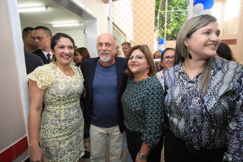 "Hoje vim para uma agenda de inauguração, mas vivi uma experiência de amor, que emana em cada ação dos alunos, professores, direção e de cada um que faz parte desta escola que se torna tão especial porque tem alma". A declaração foi feita pelo governador Simão Jatene (foto), nesta terça, 27, durante a inauguração da obra de reforma e ampliação da Escola Álvares de Azevedo, localizada no Bairro de Batista Campos, em Belém. O governador transformou a inauguração em uma grande confraternização. Passou a tarde na Escola e fez questão de cantar e dançar com os alunos, que expressaram muita gratidão pela obra. Atendendo atualmente 436 alunos, a “Álvares de Azevedo” é uma Unidade Especializada dedicada à educação de estudantes com deficiência visual, e que trabalha nos eixos da educação e da habilitação.
FOTO: MÁCIO FERREIRA / AG. PARÁ
DATA: 27.03.2018
BELÉM - PARÁ <div class='credito_fotos'>Foto: MÁCIO FERREIRA/ AG. PARÁ | <a href='/midias/2018/originais/77e24e1f-0838-45e4-a729-c1d5db82099d.jpg' download><i class='fa-solid fa-download'></i> Download</a></div>
