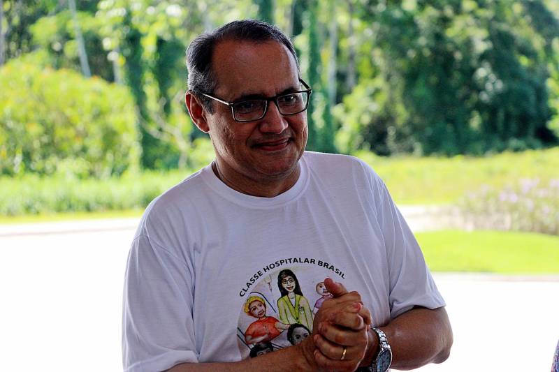 A visita realizada na manhã desta quinta-feira (21) foi promovida pelo Hospital Oncológico Infantil Octávio Lobo e é parte das ações de sustentabilidade desenvolvidas na unidade que é gerenciada pela Pró-Saúde Associação Beneficente de Assistência Social e Hospitalar sob contrato de gestão com Secretaria de Estado de Saúde Pública (Sespa). Para o professor Roberto França (foto), coordenador da classe hospitalar no Oncológico Infantil, a visita complementa as atividades desenvolvidas em sala de aula.
FOTO: ASCOM HOIOL
DATA: 22.06.2018
BELÉM - PARÁ <div class='credito_fotos'>Foto: ASCOM HOIOL | <a href='/midias/2018/originais/77e3f778-ebf8-420a-960c-15e1f75c3d15.jpg' download><i class='fa-solid fa-download'></i> Download</a></div>