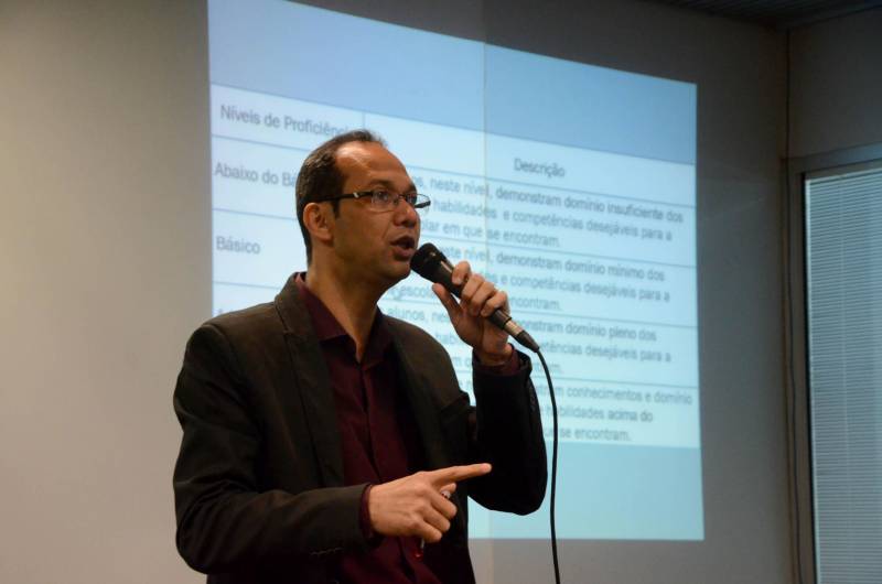 A Secretaria de  Educação Estado do Pará (Seduc), promoveu, nesta sexta-feira, 8, no Hangar, em Belém, palestra para esclarecer a funcionalidade do Sistema Paraense de Avaliação (Sispae), política pública de Avaliação em Larga Escala, que tem como objetivo promover a melhoria da qualidade do ensino nas escolas públicas. A palestra, ministrada pelo coordenador Estadual do sispae, Evandro Paiva (foto), foi parte integrante da 22ª Feira do Livro, que ocorrera até este domingo, 10. O coordenador  do Sispae esclareceu o público, a maior parte professores,  sobre os objetivos, características e o uso de resultados da avaliação, que será realizada  nos dias 24 e 25 de outubro deste ano. "Este ano teremos uma adesão de 4.088 escolas, destas 3.234 municipais e 837 estaduais e ainda 8 privadas, contabilizando 545.681 estudantes avaliados ", disse. 

FOTO: FERNANDO NOBRE / ASCOM SEDUC
DATA: 08.06.2018
BELÉM - PARÁ <div class='credito_fotos'>Foto: FERNANDO NOBRE/ASCOM SEDUC   |   <a href='/midias/2018/originais/77e9c43c-d005-4545-bb67-3b2702312da2.jpg' download><i class='fa-solid fa-download'></i> Download</a></div>