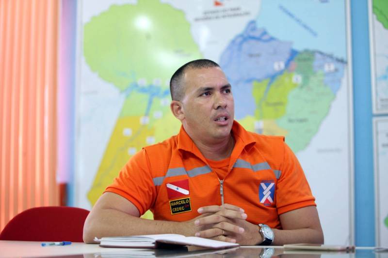 “Depois das ações de resgate, estamos atuando diretamente no apoio à população, ajudando a Secretaria Municipal de Assistência Social no cadastramento das famílias e realizando vistorias nas casas atingidas”, disse o capitão Marcelo Santos (foto), sub-chefe da Divisão de Operações.

FOTO: DIVULGAÇÃO
DATA: 29.11.2018
REDENÇÃO-PARÁ <div class='credito_fotos'>Foto: Divulgação   |   <a href='/midias/2018/originais/77eb05ef-ef34-49f9-b774-96028d44a0c8.jpg' download><i class='fa-solid fa-download'></i> Download</a></div>