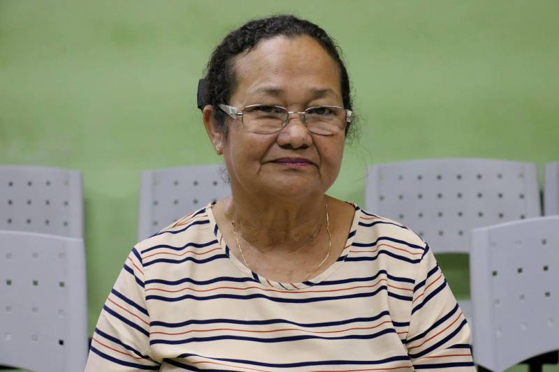 Ao fazer exames de rotina, a professora Maria Benedita Castro, 44 anos (foto), descobriu que tinha um nódulo no seio esquerdo. Como a doença foi diagnosticada ainda no início, ela venceu o câncer, realizando todo o tratamento com a cobertura do Instituto de Assistência dos Servidores do Estado do Pará (Iasep).
FOTO: ETTIENE ANGELIM / ASCOM IASEP
DATA: 15.05.2018
BELÉM - PARÁ <div class='credito_fotos'>Foto: ETTIENE ANGELIM / ASCOM IASEP | <a href='/midias/2018/originais/77ec6402-cde9-46e0-ba53-dd69f329bdd6.jpg' download><i class='fa-solid fa-download'></i> Download</a></div>