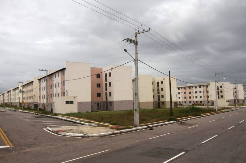 Deve ocorrer a partir da próxima segunda-feira (19) a entrega das chaves aos futuros moradores do Residencial Viver Melhor Marituba, localizado no quilômetro 15 da Rodovia BR-316, em Marituba, região metropolitana de Belém. A cerimônia de inauguração do conjunto, marcada para este sábado (17), foi adiada pela terceira vez pelo Ministério das Cidades, causando transtorno a centenas de pessoas que foram ao local com a promessa de receber o apartamento e começar uma vida nova. O governador Simão Jatene foi ao local esclarecer aos proprietários - muitos vindos de bairros distantes de Belém e Ananindeua - o motivo de mais um adiamento.
FOTO: CRISTINO MARTINS / AG. PARÁ
DATA: 17.02.2017
MARITUBA - PARÁ <div class='credito_fotos'>Foto: Cristino Martins/Ag. Pará | <a href='/midias/2018/originais/77f4e474-f341-4000-b5f2-87f44df47632.jpg' download><i class='fa-solid fa-download'></i> Download</a></div>