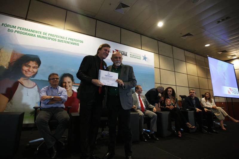 O primeiro dia do Fórum Permanente de Prefeitas e Prefeitos dos Municípios Sustentáveis contou com a participação de 85 prefeitos , 17 vices e 21 secretários municipais dos 141 municípios manifestaram interesse em adotar as diretrizes do programa. Para o governador Simão Jatene (foto), esta grande participação simboliza a união de agentes públicos que colocaram os interesses coletivos acima dos interesses individuais para construir um estado melhor para todos. Com o tema “Gestão Compartilhada”, o evento traz as experiências e os desdobramentos das agendas governamentais que foram planejadas em parceria com as gestões municipais. Através da Secretaria Extraordinária de Municípios Sustentáveis (Semsu) Governo do Pará, por meio da Semsu, investe na capacitação dos municípios para a promoção de uma gestão fiscal eficiente. Para Izabela Jatene, este primeiro dia serviu para sinalizar o quanto os gestores estão preocupados com o equilíbrio da questão fiscal dos municípios e em desenvolver uma governança compartilhada para desenvolver seus municípios.
FOTO: ANTÔNIO SILVA / AG. PARÁ
DATA: 07.02.2018
BELÉM - PARÁ <div class='credito_fotos'>Foto: Antônio Silva/Ag. Pará | <a href='/midias/2018/originais/78001169-06c2-4f66-aaa0-355ebb22da37.jpg' download><i class='fa-solid fa-download'></i> Download</a></div>