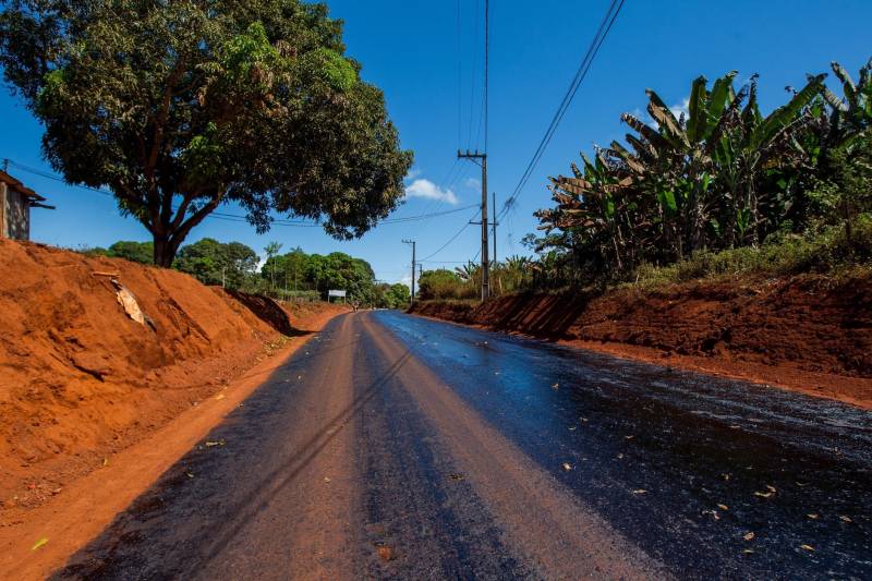 Aos poucos, a paisagem de Serra Pelada – que já foi o maior garimpo a céu aberto do planeta e hoje é distrito de Curionópolis, município do sudeste paraense - começa a se modificar. A poeira intensa, típica de estradas de chão, vai paulatinamente dando lugar à camada de asfalto (foto), que pela primeira vez chega a Curiónópolis, conhecido mundialmente pela corrida do ouro e pelo formigueiro humano nos anos 1980, eternizado pelo olhar do fotógrafo Sebastião Salgado. O ouro não é mais explorado na região, mas Serra Pelada ainda é uma cidade de garimpeiros. São eles que residem e povoam as ruas, que parecem ter parado no tempo. Foram esses trabalhadores que fizeram a localidade crescer, que formaram famílias e criaram filhos nascidos no local, fincando raízes, criando identidade, sonhando com a volta da exploração do ouro, cada vez mais distante. Mas até esse cenário vem se transformando.

FOTO: ASCOM / PREFEITURA DE CURIONÓPOLIS
DATA: 08.06.2018
CURIONÓPOLIS - PARÁ <div class='credito_fotos'>Foto: ASCOM / PREFEITURA DE CURIONÓPOLIS   |   <a href='/midias/2018/originais/78002f67-e3f4-49a3-8ff5-36e64f94f358.jpg' download><i class='fa-solid fa-download'></i> Download</a></div>