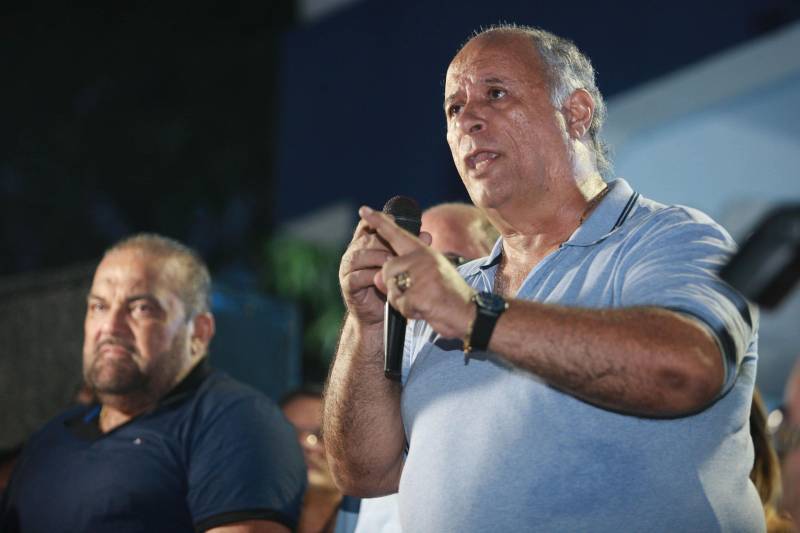 O Governo do Pará garante mais investimentos em segurança, infraestrutura e regularização fundiária ao município de Capanema, no nordeste paraense. Na noite desta segunda-feira (4) foram entregues novas viaturas para a Polícia Militar e assinados convênios e ordens de serviço para novas obras na cidade. Na foto, o prefeito Francisco Ferreira Freitas Neto.

FOTO: MÁCIO FERREIRA / AG. PARÁ
DATA: 04.06.2018
CAPANEMA - PARÁ <div class='credito_fotos'>Foto: MÁCIO FERREIRA/ AG. PARÁ   |   <a href='/midias/2018/originais/7806e2a9-68ef-4a6c-b95d-ed8b4999b11c.jpg' download><i class='fa-solid fa-download'></i> Download</a></div>