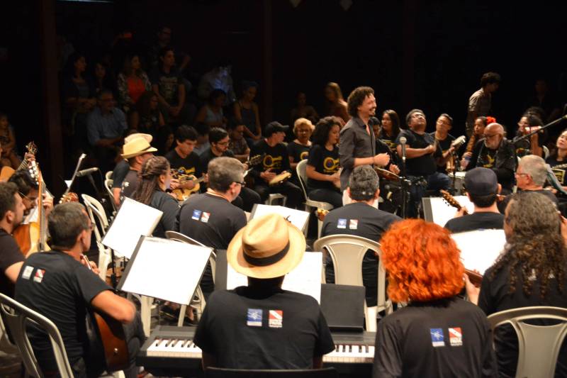 Um repertório inteiro baseado na obra de Jacob do Bandolim, muitos sorrisos e uma plateia extremamente participativa e atenta. Assim foi a noite da última sexta-feira, 4, no Teatro Experimental Waldemar Henrique, na Praça da República, em Belém. O espetáculo (foto) promovido por mais de 45 músicos foi o encerramento do primeiro módulo do projeto, uma iniciativa da Fundação Cultural do Pará que desde 2006 reúne músicos em vários estágios de aprendizado e de várias idades - dos 13 aos 60 - e difunde o choro como um dos principais estilos musicais paraenses.
FOTO: ASCOM / FCP
DATA: 05.05.2018
BELÉM - PARÁ <div class='credito_fotos'>Foto: ASCOM FCP | <a href='/midias/2018/originais/780a0e9b-f04c-4949-80fa-236c2ac18e70.jpg' download><i class='fa-solid fa-download'></i> Download</a></div>