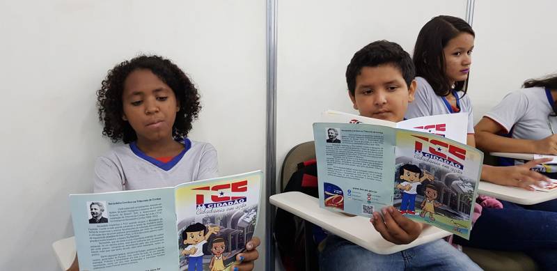 A primeira edição do Salão do Livro de Carajás, realizada de 27 de abril a 6 de maio, no Centro de Convenções de Marabá, no sudeste do Estado, movimentou mais de R$ 200 mil em CredLivro, um incentivo da Secretaria de Estado de Educação (Seduc). O Salão é resultado de um convênio entre o Governo do Pará, via Secretaria de Estado de Cultura (Secult), em parceria com a Seduc e Prefeitura de Marabá. O Credlivro é um programa de incentivo à leitura oriundo do "Programa de Fortalecimento de Ações de Fomento à Leitura" da Seduc, por meio do Sistema Estadual de Bibliotecas Escolares (Siebe), criado em 2005 e, em 2013, virou Lei (Lei 7.775, de 23 de dezembro de 2013). Em 2017, o incentivo foi de quatro milhões e seiscentos mil reais para os 23 mil professores da rede estadual de ensino, aplicados exclusivamente para a XXI Feira Pan-Amazônica do Livro. Na foto, movimento na feira.
FOTO: ELZA LIMA
DATA: 07.05.2018
MARABÁ - PARÁ <div class='credito_fotos'>Foto: ELZA LIMA | <a href='/midias/2018/originais/78106e83-190f-4565-be24-46f1e3eff6d7.jpg' download><i class='fa-solid fa-download'></i> Download</a></div>