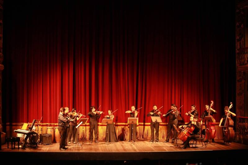 O concerto de abertura da temporada de eventos da Fundação Carlos Gomes e do Instituto Estadual Carlos Gomes reuniu professores e alunos que integram os grupos artísticos da instituição. As apresentações tiveram início com a Orquestra de Câmara do IECG (foto), que tem como coordenador o violinista Marcus Guedes.
FOTO: ASCOM FCG
DATA: 27.03.2018
BELÉM - PARÁ <div class='credito_fotos'>Foto: ASCOM FCG | <a href='/midias/2018/originais/7811f591-c337-4db2-add2-050f78ef70cc.jpg' download><i class='fa-solid fa-download'></i> Download</a></div>