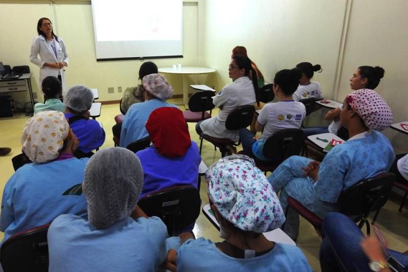 Luiz dos Santos é auxiliar de higiene e limpeza no Hospital Regional Público da Transamazônica (HRPT), em Altamira, no sudoeste do Pará. Ele utiliza diariamente sua voz, ao falar com usuários, acompanhantes e colegas. Além disso, quando não está na unidade, ele também precisa muito dela, já que se apresenta e faz gravações como cantor. Por isso, Luiz foi um dos participantes da palestra sobre cuidados e bom uso da voz, promovida nesta sexta-feira (20), no auditório do HRPT. Para o funcionário do hospital, tudo o que aprendeu nesta manhã será fundamental para cantar e mesmo se comunicar melhor. “É muito importante, aprendi muitas coisas que não sabia e agora vou colocar em prática. Aquecimento vocal, alongamentos, alimentação, respiração. Vou fazer tudo para melhorar”, disse o servidor.
FOTO: ASCOM / HRPT
DATA: 20.04.2018
LOCAL: ALTAMIRA - PARÁ <div class='credito_fotos'>Foto: ASCOM HRPT | <a href='/midias/2018/originais/78358247-ef7c-4695-90ca-7cf4f9fee44f.jpg' download><i class='fa-solid fa-download'></i> Download</a></div>