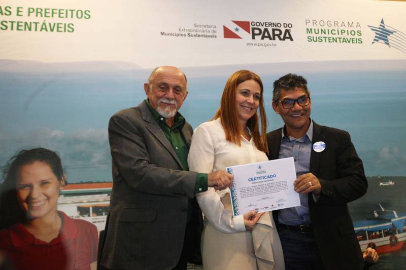 Cento e quarenta e um gestores municipais que aderiram ao Programa Municípios Sustentáveis participam da terceira reunião do Fórum Permanente de Prefeitas e Prefeitos dos Municípios Sustentáveis. O evento começou na manhã desta quarta-feira (7), no auditório do Hangar Convenções e Feiras da Amazônia. A programação segue até esta quinta-feira (8). Com o tema “Gestão Compartilhada”, o evento traz as experiências e os desdobramentos das agendas governamentais que foram planejadas em parceria com as gestões municipais. Durante o encontro também está sendo apresentado o balanço das ações e resultados do Programa Municípios Sustentáveis (PMS), da Secretaria Extraordinária de Municípios Sustentáveis (Semsu), que propõe a sustentabilidade dos municípios em âmbito global, a gestão e ajuste fiscal, até as grandes obras de infraestrutura. Os projetos respeitam a realidade e peculiaridades de cada território, com ações ancoradas nos planos governamentais Pará 2030, Pará Ambiental e Pará Social.

FOTO: SIDNEY OLIVEIRA / AG PARÁ
DATA: 07.02.2018
BELÉM - PARÁ <div class='credito_fotos'>Foto: Sidney Oliveira/Ag. Pará   |   <a href='/midias/2018/originais/7836bacc-0062-4ffb-90d7-c89ea6f18b84.jpg' download><i class='fa-solid fa-download'></i> Download</a></div>