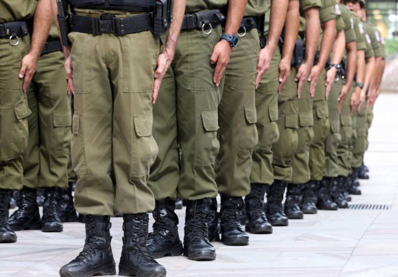 Cerca de 2 mil alunos do curso de formação de praças da Polícia Militar cumprem neste sábado (12) uma etapa importante da preparação: eles saem pela primeira vez às ruas, no estágio supervisionado, para vivenciar situações reais da carreira e, ao mesmo tempo, reforçar o policiamento ostensivo. Em Belém, cerca de 500 homens e mulheres se concentraram na Praça Santuário, em frente à Basílica de Nazaré, e saíram, em seguida, para diversos pontos da capital. A ação faz parte do pacote de medidas de combate à criminalidade e reforço da segurança pública anunciado pelo Governo do Estado.
FOTO: SIDNEY OLIVEIRA / AG. PARÁ
DATA: 12.05.2018
BELÉM - PARÁ <div class='credito_fotos'>Foto: Sidney Oliveira/Ag. Pará | <a href='/midias/2018/originais/78372736-7bdd-48fc-88ff-9d895b765c62.jpg' download><i class='fa-solid fa-download'></i> Download</a></div>