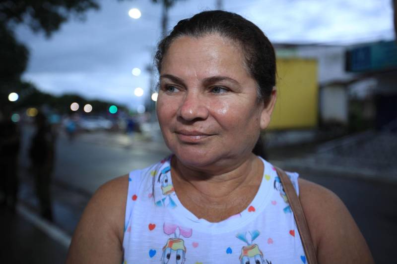 Quem comemorou a notícia foi dona Maria Deusalina dos Santos, 56 anos (foto), que há 12 trabalha com a venda de lanches no centro da cidade. "Estou muito feliz e a expectativa é que com esse novo espaço possamos melhorar as nossas vendas, já que com a nova rodoviária o fluxo de pessoas será maior. Além disso, poderemos prestar um melhor atendimento aos nossos clientes. A população só tem a ganhar", comentou.

FOTO: MÁCIO FERREIRA / AG. PARÁ
DATA: 04.06.2018
CAPANEMA - PARÁ <div class='credito_fotos'>Foto: MÁCIO FERREIRA/ AG. PARÁ   |   <a href='/midias/2018/originais/783abd25-2ea4-44f3-acc8-5a6df0980a61.jpg' download><i class='fa-solid fa-download'></i> Download</a></div>