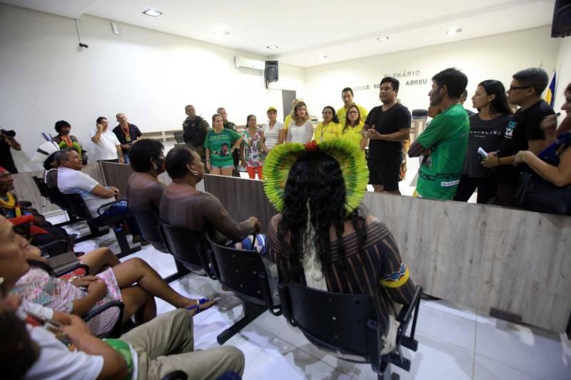 Semana dos Povos Indígenas. O maior evento do gênero no Estado começou neste domingo (15), com a chegada das cerca de 70 embarcações que se encontram no cruzamento dos rios Xingu e Fresco, na orla da cidade de São Félix do Xingu, sudeste do Pará. A reunião na Câmara Municipal (foto) é o momento em que os caciques discutem a programação, expõem anseios, dão sugestões e recebem os kits esportivos que serão usados durante os jogos. O encontro – quando também são repassadas orientações e informes sobre o esquema de segurança, as ações sociais e a dinâmica dos encontros – ocorre logo depois da chegada das tribos.
FOTO: RODOLFO OLIVEIRA / AG. PARÁ
DATA: 15.04.2018
SÃO FÉLIX DO XINGU - PARÁ <div class='credito_fotos'>Foto: Rodolfo Oliveira/Ag. Pará | <a href='/midias/2018/originais/783af56d-c948-41e1-8215-5c3f77bbcba9.jpg' download><i class='fa-solid fa-download'></i> Download</a></div>
